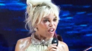 ajda-pekkanin-son-gorunumu-sosyal-medyada-gundem-oldu-LRZZAbi4.jpg