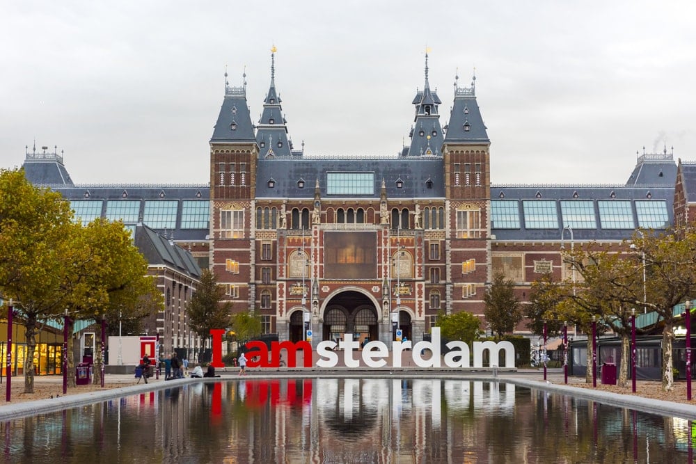 Amsterdam, kanalları boyunca yaban hayatı ve özellikle evcil hayvanlar için yeni bir güvenlik önlemi alıyor. Kent meclisi, su yollarını hayvanlar için daha güvenli hale getirmek amacıyla 100 bin euro bütçe ayırdı.