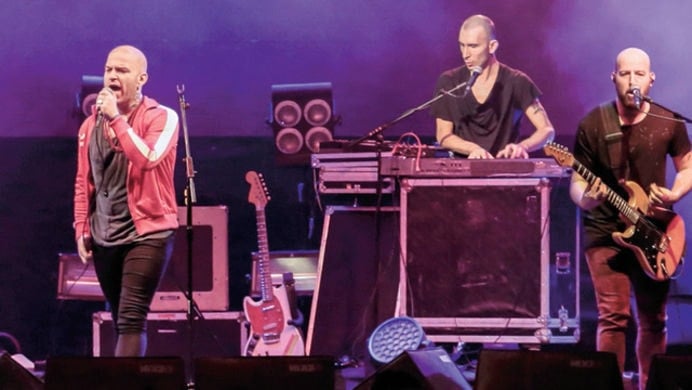 Athena 'Lütfen sakin şekilde boşaltın' diyerek konserini yarıda kesti