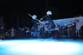 golcuk-anitparkta-kafkas-folklor-etkinligi-duzenleniyor-dysCVudO.jpg