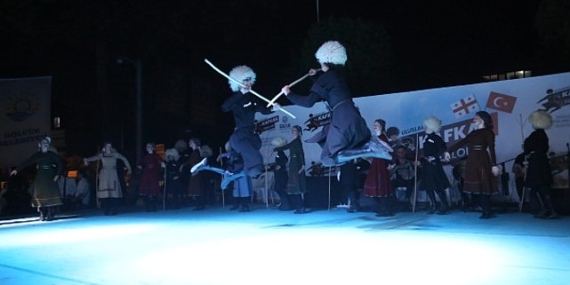 golcuk-anitparkta-kafkas-folklor-etkinligi-duzenleniyor-dysCVudO.jpg