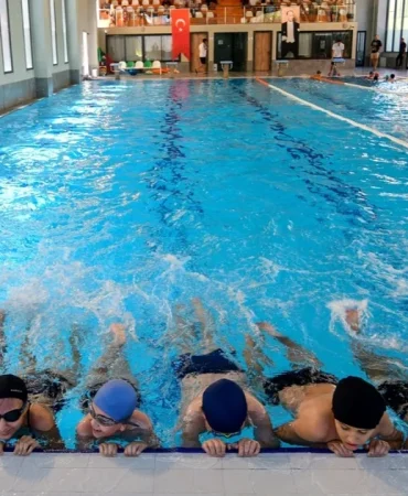 izmir-bornovada-yazin-ritmi-yuzme-havuzlarinda-atiyor-l6wCQs8O.webp