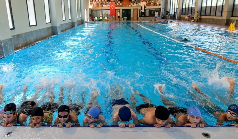 izmir-bornovada-yazin-ritmi-yuzme-havuzlarinda-atiyor-l6wCQs8O.webp