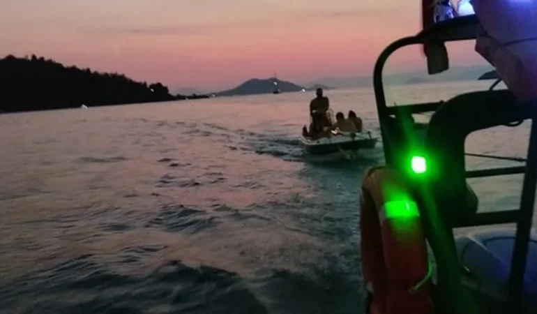 mugla-fethiyede-makine-arizasi-yapan-tekne-kurtarildi-LYBa9tCZ.webp