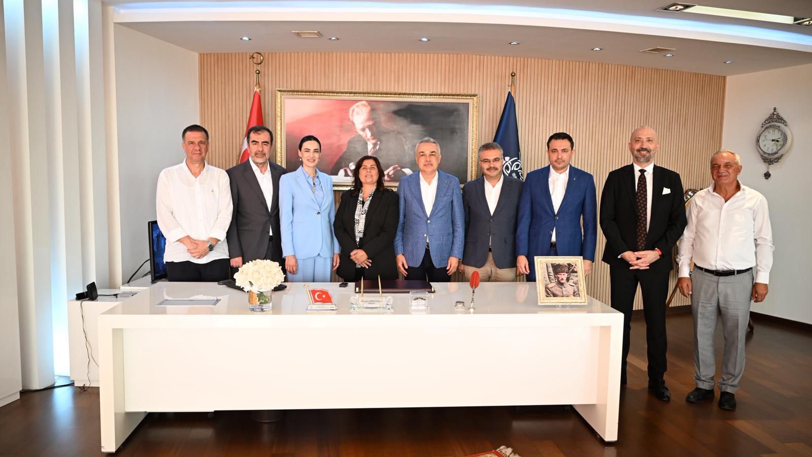 AKP'li Sarıbaş'tan geçmişte konuşmasını yırttığı Çerçioğlu'na övgü: Aydın için yeni bir dönem başlıyor