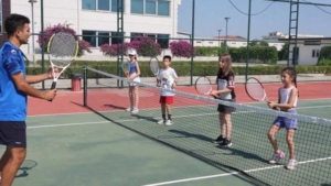 antalyada-ucretsiz-tenis-kurslari-vatandasi-spora-tesvik-ediyor-ayh2FjT9.jpg