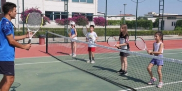 antalyada-ucretsiz-tenis-kurslari-vatandasi-spora-tesvik-ediyor-ayh2FjT9.jpg