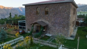 hakkaride-bir-anadolu-senligi-ile-kultur-ve-sanat-etkinlikleri-halkla-bulusuyor-3257uITA.jpg