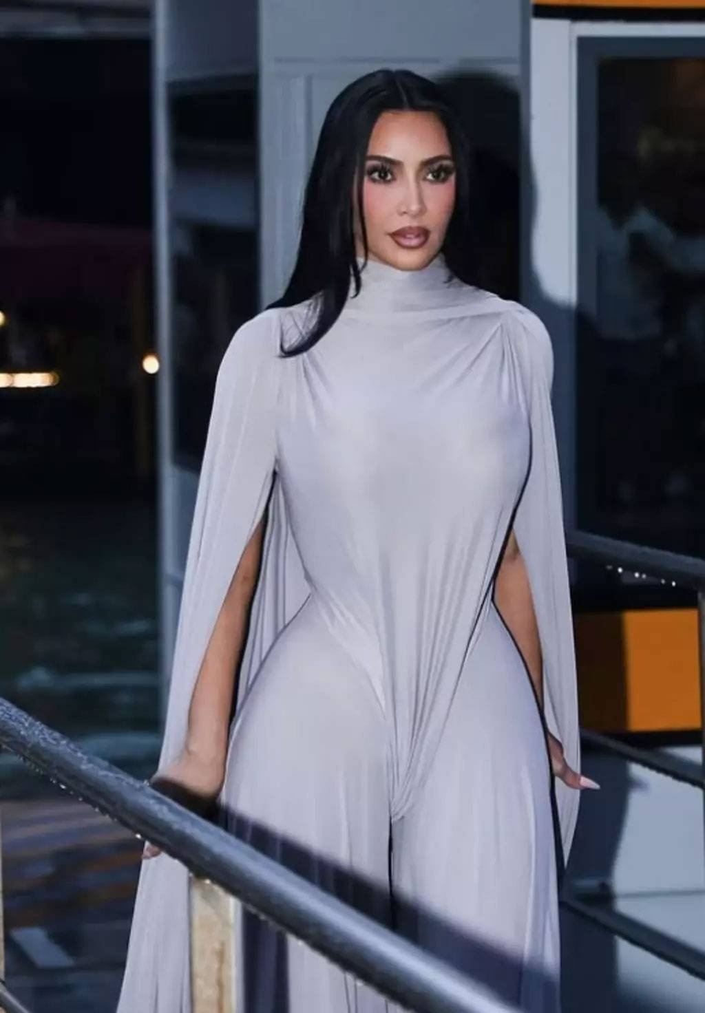 Kim Kardashian, moda dünyasını sallayan cesur tasarımıyla yine konuşuluyor.