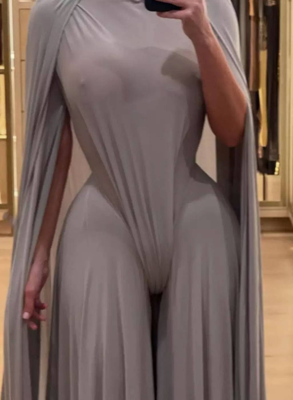 Kim Kardashian'ın Gizemli Kıyafeti Gündemde!