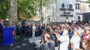 ozgur-ozel-imamoglu-yeni-kiz-yurduna-filiz-akinin-adini-verdi-m27Jjc8g.jpg