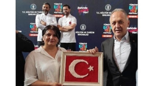turk-bayragini-atolyemizde-dokuyarak-hediye-ettik-siWAvKmA.jpg
