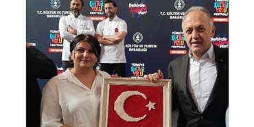 turk-bayragini-atolyemizde-dokuyarak-hediye-ettik-siWAvKmA.jpg