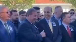 cenaze-toreninde-gulusme-skandali-belediye-baskanlari-ozur-diledi-na2hlRdA.jpg