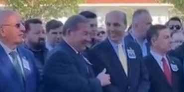 cenaze-toreninde-gulusme-skandali-belediye-baskanlari-ozur-diledi-na2hlRdA.jpg