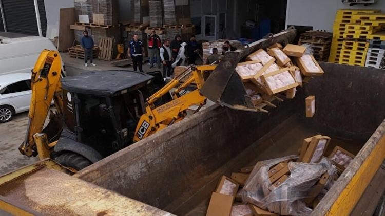 piyasaya-surulecek-25-ton-bozuk-et-yakalandi-zmZr19eb.jpg
