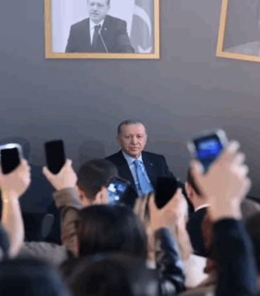 erdogan-genclerle-soyledi-ahmet-kaya-sarkisi-ve-kazanan-ceket-diyalogu-ypWScBgY.jpg