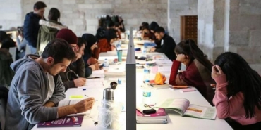 universitelerde-yeni-donem-yaz-tatili-kisaliyor-egitim-3-yila-iniyor-6xxiBxl3.jpg