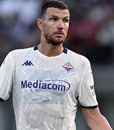 edin-dzeko-italyada-umdugunu-bulamadi-iste-yeni-takimi-l12elsaE.jpg