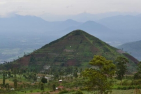 dunyanin-en-eski-piramidi-mi-gunung-padang-tartismasi-bilim-dunyasini-boldu-YTT4nhqh.jpg