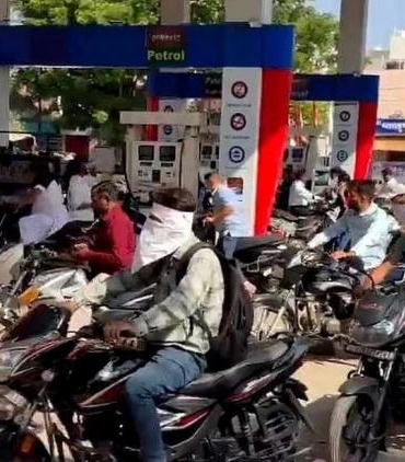 hindistan-petrol-krizinin-esiginde-bir-aylik-rezerv-kaldi-bL42F1aq.jpg