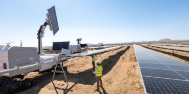 abddeki-gunes-enerjisi-tesisinde-robotlar-100-megavatlik-kurulumu-tamamladi-tBtlW77E.jpg