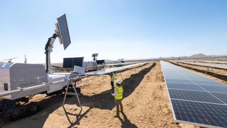 abddeki-gunes-enerjisi-tesisinde-robotlar-100-megavatlik-kurulumu-tamamladi-tBtlW77E.jpg