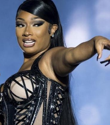 megan-thee-stallion-muzikal-sahnesinde-fenalasarak-hastaneye-kaldirildi-HNkzP1It.jpg