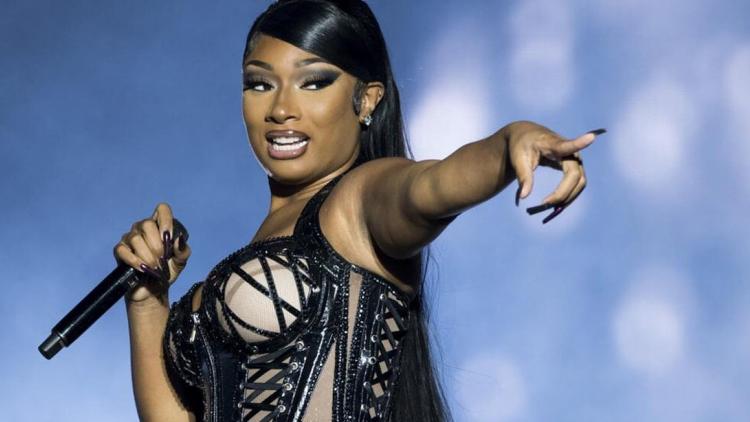 megan-thee-stallion-muzikal-sahnesinde-fenalasarak-hastaneye-kaldirildi-HNkzP1It.jpg