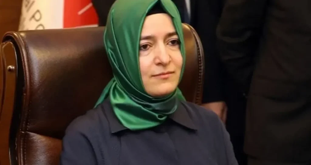 Fon Skandalı Sonrası İstifa Eden Fatma Betül Sayan Kaya'nın Adı AKP'den Siliniyor