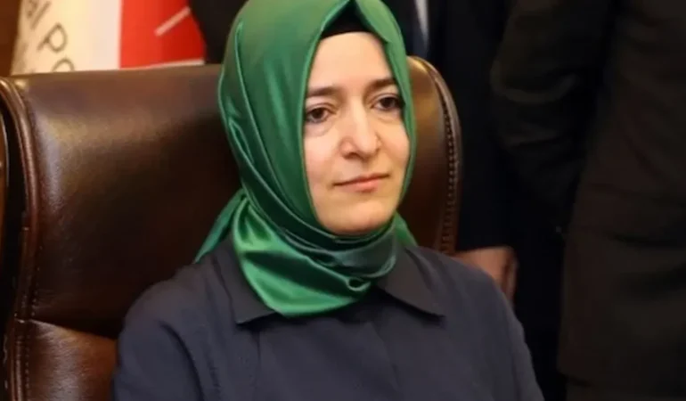 Fon Skandalı Sonrası İstifa Eden Fatma Betül Sayan Kaya'nın Adı AKP'den Siliniyor