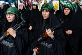 İran Kadınların Cihadı Tatbikatı Kapsamında Silah Eğitimi Verilen Sivillerin Görüntülerini Yayınladı