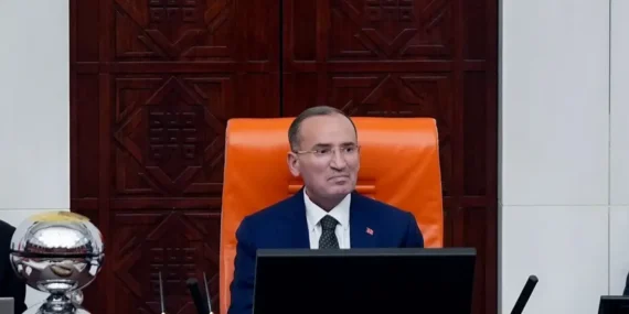 TBMM Başkanvekili Bekir Bozdağ sağlık gerekçesiyle görevinden istifa etti