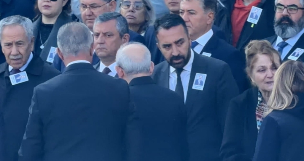 Özgür Özel ve Kemal Kılıçdaroğlu Meclis'teki Cenaze Töreninde Bir Araya Geldi