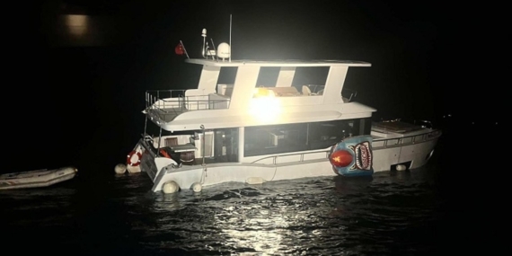 Çanakkale'de batma tehlikesi geçiren teknedeki iki kişi Sahil Güvenlik tarafından kurtarıldı