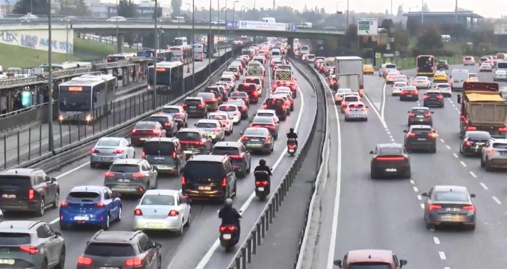 İstanbul'da Pazartesi Sabahı Trafik Yoğunluğu Anadolu Yakasında Yüzde 78'e Dayandı