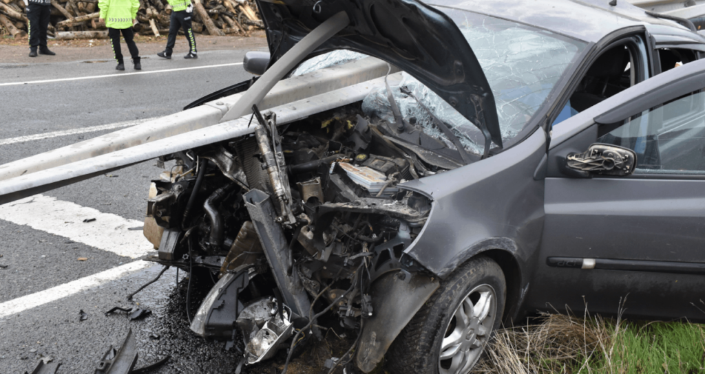 Gümüşhane'de Otomobilin Bariyerlere Çarpması Sonucu Bir Kişi Öldü, Dört Kişi Yaralandı