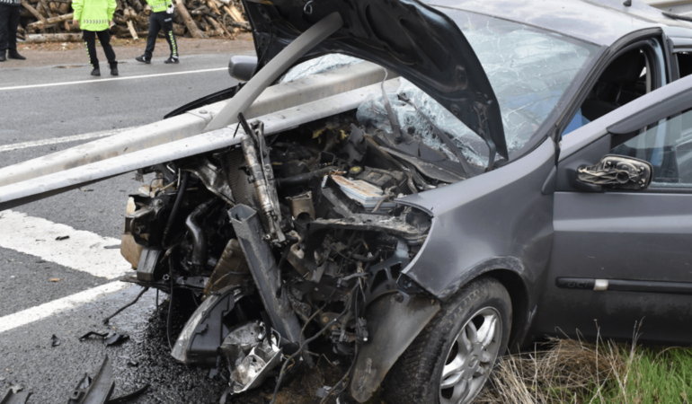 Gümüşhane'de Otomobilin Bariyerlere Çarpması Sonucu Bir Kişi Öldü, Dört Kişi Yaralandı