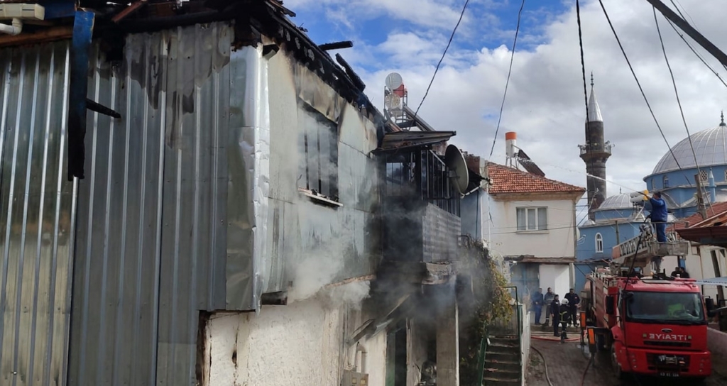 Sandıklı'da İki Katlı Ahşap Evde Çıkan Yangın İtfaiye Tarafından Söndürüldü