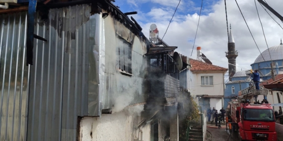 Sandıklı'da İki Katlı Ahşap Evde Çıkan Yangın İtfaiye Tarafından Söndürüldü